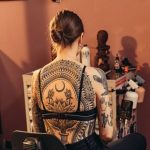 rückentattoo frau