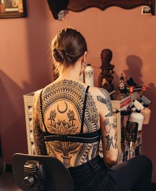 rückentattoo frau