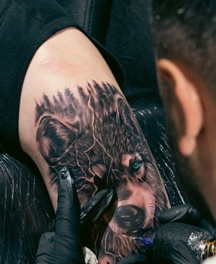 tattoo bein seite frau