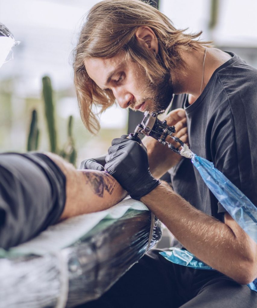 tattoo bein seite frau