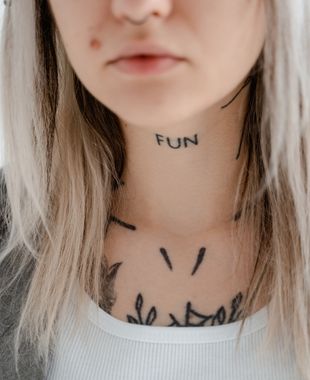 nacken tattoo frau