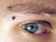 Augenbrauenpiercings