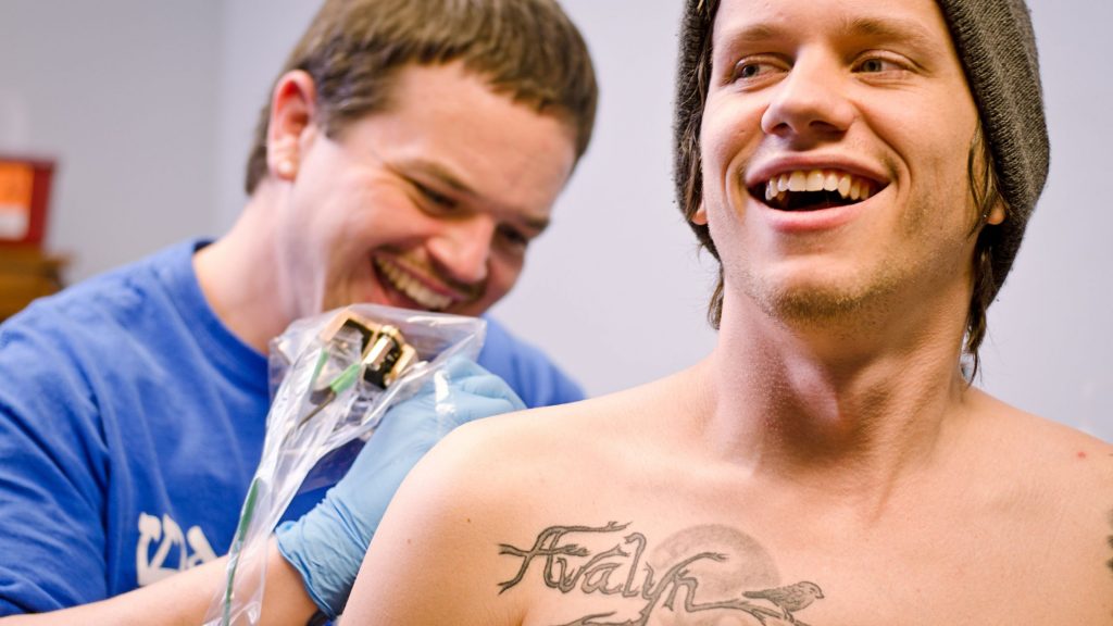 wie fühlt sich tattoo schmerz an
